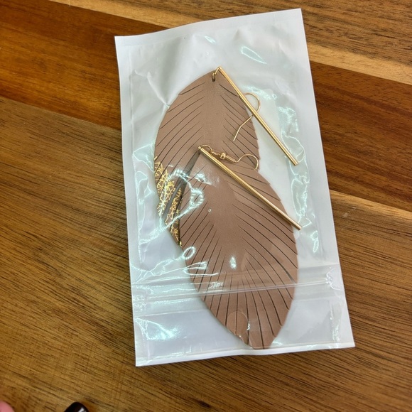 Earrings. Brand new in‎ package. - Picture 2 of 3